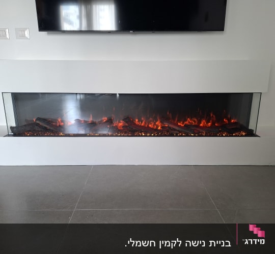 אח חשמלי עם להבות דקורטיביות